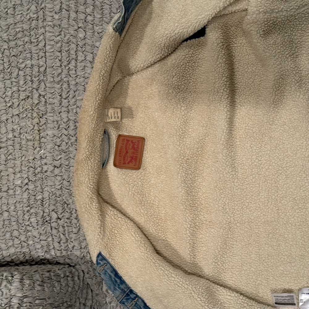 Levi's Light Wash Denim Jacket with Cream Sherpa Lining - Picture 6 of 7